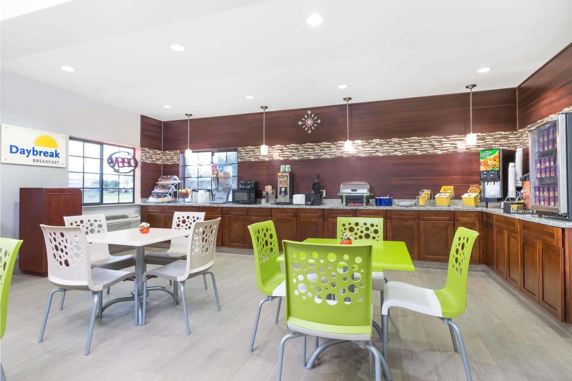 Days Inn & Suites By Wyndham Madisonville מראה חיצוני תמונה